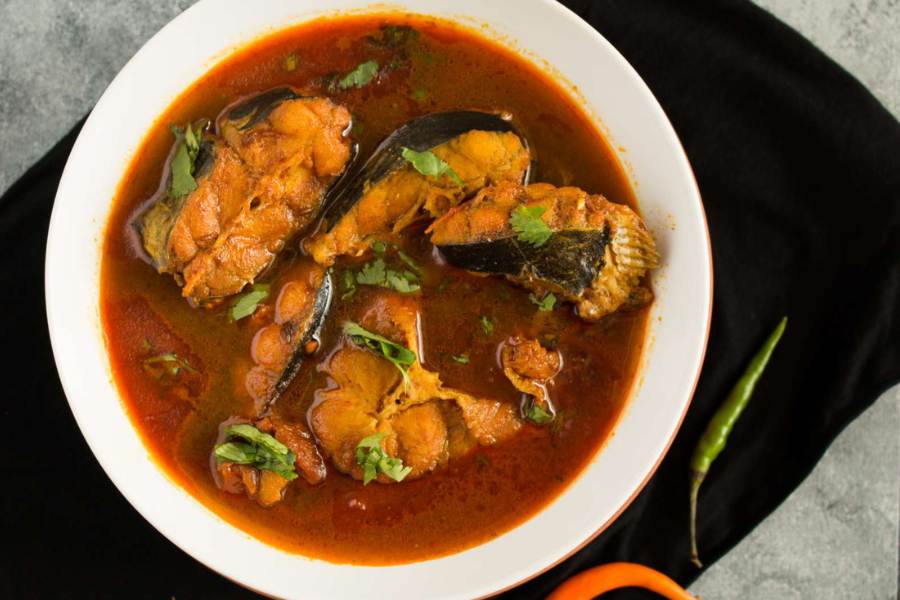 এর পর সময় নষ্ট নয় সোজা চলে আসুন আমিষ খাবারে। আপনার যে মাছ ভাল লাগে সেই মাছ নিয়ে আসুন বাজার থেকে। তার পর হালকা কোনও পদ বানিয়ে বানিয়ে নিন সেই মাছের। তবে পাবদা বা ভেটকির জায়গায় পাতে পোনা মাছের হালকা ঝোল থাকাই ভাল। তাতে বেশি গুরুপাক হবে না। 