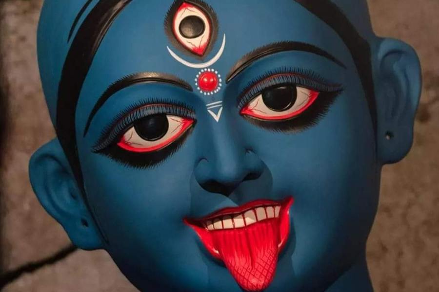 ভরা বর্ষার পর পূর্ণগর্ভা অজয়ের জোলো, ভিজে বাতাস এসে কাঁপিয়ে দিচ্ছে মন্দির প্রাঙ্গণের সমবেত মানুষজনকে। চতুর্ভুজা মৃন্ময়ী মা'য়ের পদতলে অধীর আগ্রহে বসে আছেন এক পটুয়া। এক প্রহর পর পূজা। কিন্তু মায়ের রং হয়নি এখনও! রেড়ির তেলে ভরা বৃহৎ প্রদীপ সার দিয়ে জ্বলছে আড়াল করা প্রাঙ্গণে। সন্ধ্যাকেও দিন বলে ভ্রম হচ্ছে। আর সেই শিখার উপর তেপায়ার রাখা আছে মাটির বড় বড় সরা। প্রদীপের শিখায় মাটির সরায় ভুশোকালি পড়বে। পুজারাম্ভের ঠিক এক প্রহর আগে ওই কালি দিয়েই মায়ের রং ও শৃঙ্গার করা হবে। হ্যাঁ, এমনটাই রীতি ছিল মায়ের মূর্তি রং করার!