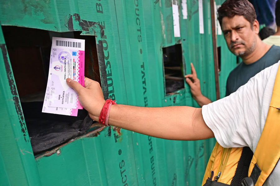 অনলাইনে বুক করা টিকিট মহমেডান তাঁবু থেকে সংগ্রহ করছেন এক ক্রিকেটপ্রেমী। শনিবার। 