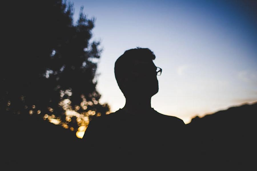 কাতারের সেনাবাহিনীকে প্রশিক্ষণ দেওয়ার কাজে নিযুক্ত বেসরকারি সংস্থা দাহ্‌রা গ্লোবালে কর্মরত ছিলেন নৌসেনার অবসরপ্রাপ্ত এই আট আধিকারিক। তাঁরা ছাড়া কাতারের এক জন এবং ওমানের এক নাগরিকের বিরুদ্ধেও মামলা রুজু হয়েছিল।