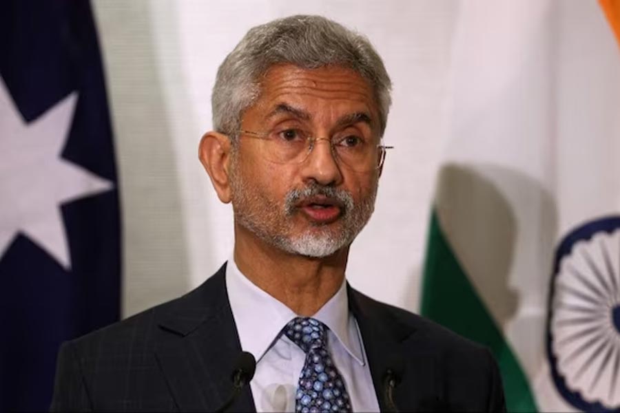 বিদেশমন্ত্রী এস জয়শঙ্কর ভারতে ওই আট প্রাক্তন কর্তার পরিবারের সঙ্গে দেখা করেন। তিনি আশ্বাস দেন, আট জনকে দেশে ফেরানোর বিষয়ে ‘সব ধরনের চেষ্টা চালিয়ে যাচ্ছে’ ভারত। সরকার অত্যন্ত গুরুত্বের সঙ্গে বিষয়টি দেখছে।