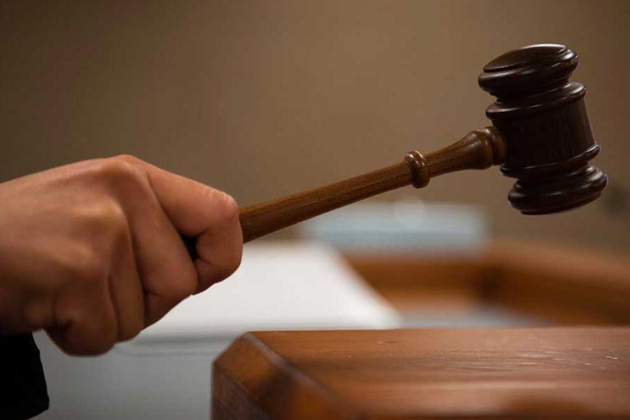 এ ক্ষেত্রে, পুরনো একটি মামলা নয়াদিল্লির হাতিয়ার হয়ে উঠতে পারে। ২০১২ সালে কেরলে দুই ভারতীয়কে খুনের অভিযোগ উঠেছিল ইটালির দুই নাগরিকের বিরুদ্ধে। সে ক্ষেত্রে ভারত সরকার আন্তর্জাতিক আইন, মেরিটাইম জ়োন আইন ১৯৭৬ এবং ভারতীয় দণ্ডবিধি অনুসরণ করেছিল।