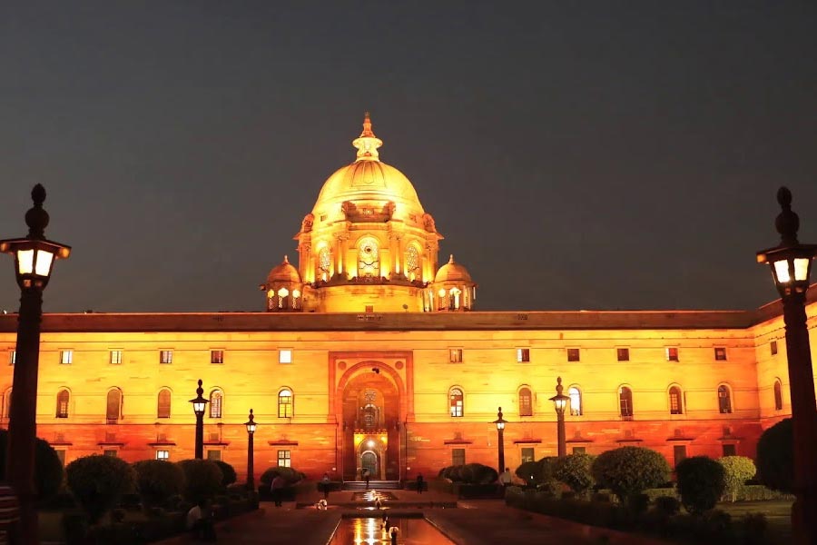 তৃতীয়ত, ভারত এবং কাতারের দ্বিপাক্ষিক সম্পর্ককে কাজে লাগিয়ে সাজাপ্রাপ্তদের উদ্ধার করতে পারে নয়াদিল্লি। ইতিমধ্যে রাজনৈতিক এবং কূটনৈতিক বিশেষজ্ঞদের সঙ্গে তা নিয়ে আলোচনাও শুরু হয়েছে।