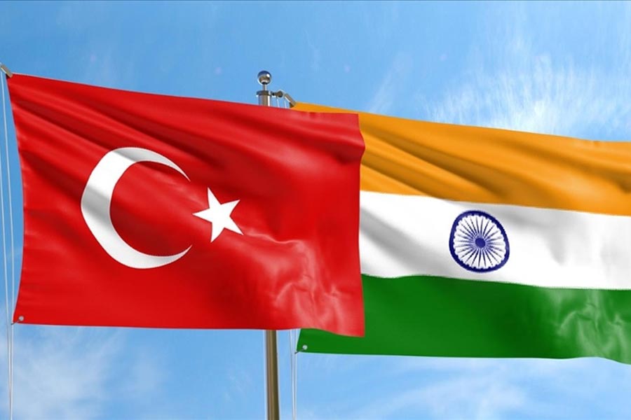 তুরস্কের সঙ্গে ভারতের সম্পর্ক নড়বড়ে হলেও দুই দেশের মধ্যে বাণিজ্য চলে বহাল তবিয়তে। একাধিক ক্ষেত্রে ভারত এবং তুরস্ক পরস্পরের প্রতি সহৃদয়তা প্রকাশও করেছে। কিছু দিন আগে ভারত তুরস্কের সঙ্গে সুসম্পর্কের বার্তা দিয়ে দিল্লির কুতুব মিনারে তুরস্কের জাতীয় পতাকা এঁকেছিল। তাই তুরস্কের মাধ্যমে ভারত কাতারে বন্দিদের মুক্তির জন্য আবেদন জানাতে পারে।