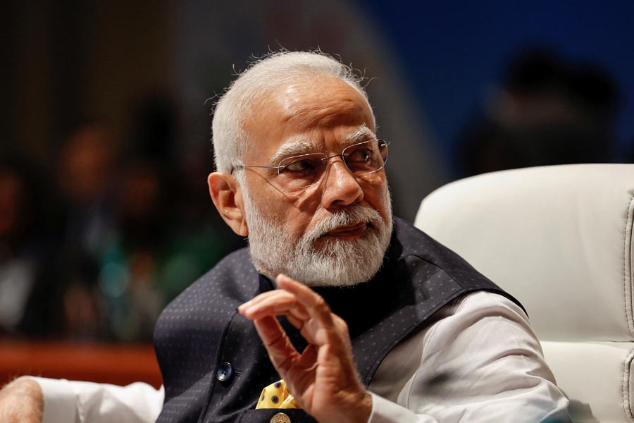 এই সমস্ত পন্থা কাজে না লাগলে শেষ হাতিয়ার হিসাবে রয়েছে ফোন। নয়াদিল্লি থেকে ভারতের প্রধানমন্ত্রী স্বয়ং কাতারের রাজাকে ব্যক্তিগত ভাবে ফোন করে আট জনের সাজা মকুবের অনুরোধ করতে পারেন। দুই দেশের সম্পর্কের কথা মাথায় রেখে মোদীর অনুরোধ মেনে নিতে পারেন কাতারের রাজা।