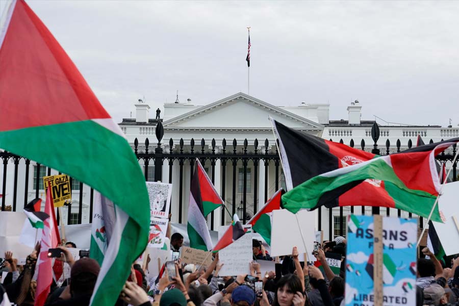Massive pro-palestine protest outside White House gate