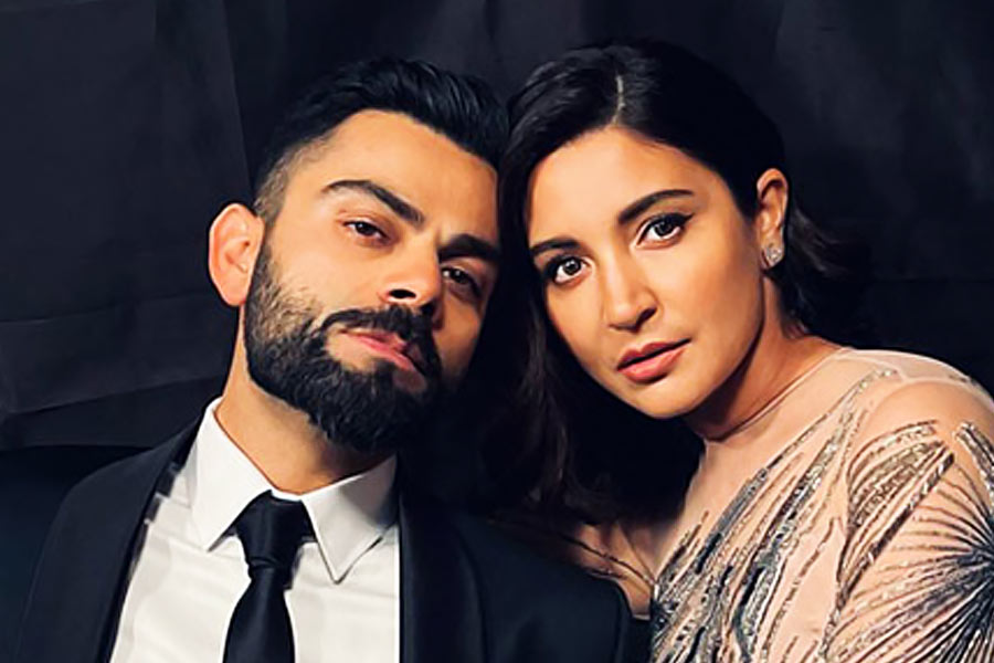 এক দিকে বাইশ গজের মাঠে ব্যাটের খেল, অন্য দিকে ক্রিকেটের মাঠে দাঁড়িয়ে জীবনসঙ্গিনী তথা বলি অভিনেত্রী অনুষ্কা শর্মার দিকে চুমু ছুড়ে দেওয়া— সব মিলিয়েই বিরাট যেন পরিপূর্ণ। দীর্ঘকালীন প্রেম, বিয়ে, সংসার, কেরিয়ার— বিরাটের জন্মদিনে ফিরে দেখা ‘বিরুষ্কা’র কিছু মুহূর্ত।