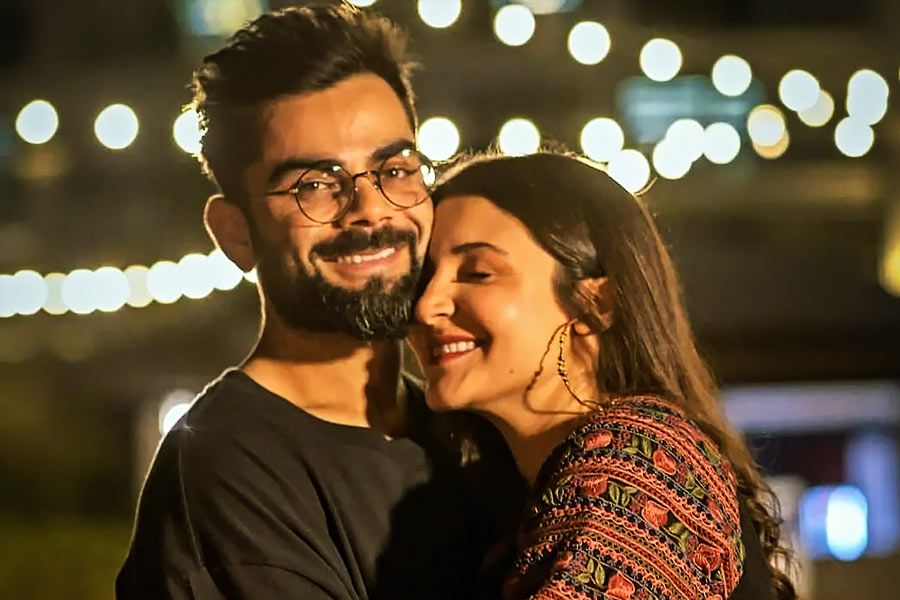 ২০১৩ সালে এক নামী সংস্থার বিজ্ঞাপনে একসঙ্গে অভিনয় করতে দেখা যায় বিরাট এবং অনুষ্কাকে। বিজ্ঞাপনের শুটিংয়ের সময় প্রথম আলাপ দু’জনের।