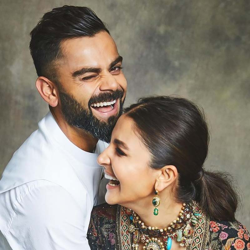 বলিপাড়া সূত্রে খবর, বিজ্ঞাপনে শুটিংয়ের পর মাঝেমধ্যেই বাইরে দেখা করতেন বিরাট এবং অনুষ্কা। বিরাট তাঁদের সম্পর্ক নিয়ে এক পুরনো সাক্ষাৎকারে বলেছিলেন, ‘‘আমরা সম্পর্ক নিয়ে কোনও তাড়াহুড়ো করিনি। আমি মনে মনে জানতাম যে অনুষ্কাকে ‘ডেট’ করছি।’’