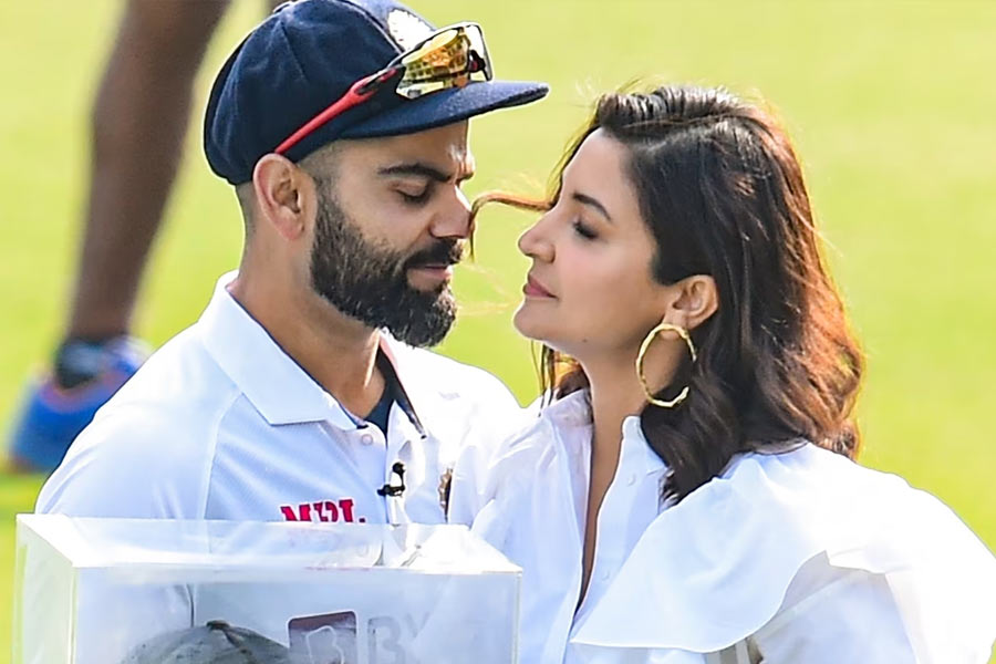 গোড়ার দিকে নিজেদের সম্পর্কের কথা গোপন রাখার চেষ্টা করেছিলেন বিরাট এবং অনুষ্কা। তবে ২০১৪ সালে তাঁদের সম্পর্ক নিয়ে জল্পনা আরও বৃদ্ধি পায়।