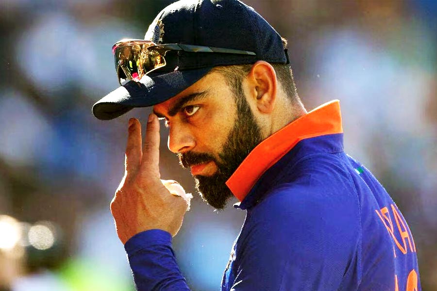 ২০১৪ সালে দক্ষিণ আফ্রিকা থেকে ভারতীয় দল মুম্বই বিমানবন্দরে নামার পর বিরাট তাঁর দল থেকে আলাদা হয়ে যান। মুম্বইয়ের যে হোটেলে ক্রিকেটারদের থাকার আয়োজন করা হয়েছিল সেখানে সকল ক্রিকেটার গেলেও বিরাট যাননি।