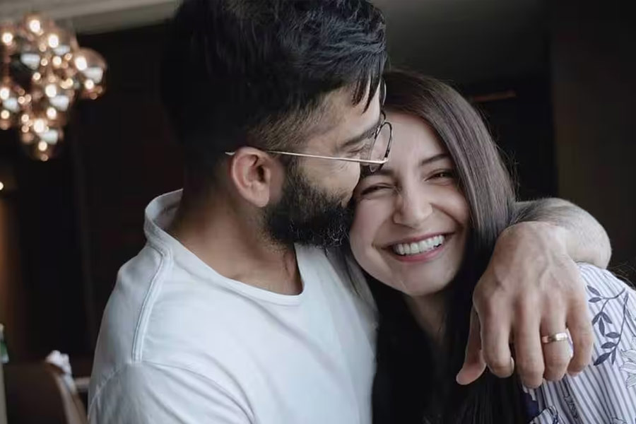 ২০১৪ সালের ফেব্রুয়ারি মাসে ভারত বনাম নিউ জ়িল্যান্ড ম্যাচ চলাকালীন অকল্যান্ডে যান অনুষ্কা। বিরাট এবং অনুষ্কা দু’জনকে হাতে হাত রেখে ঘুরতে দেখা যায় অকল্যান্ডে। 