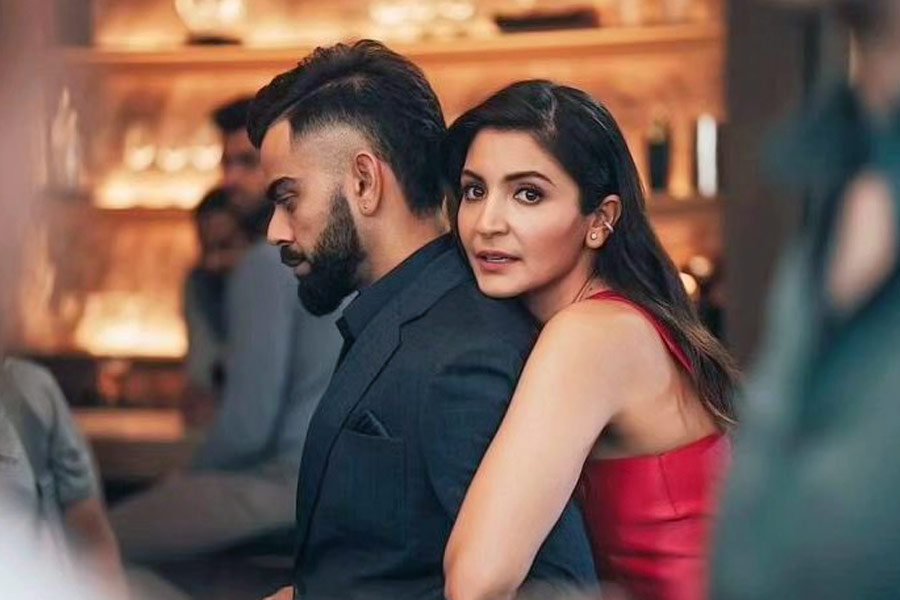 ২০১৪ সালের মার্চ মাসে অনুষ্কার সঙ্গে শুটিং সেটে দেখা করতে যান বিরাট। বলিপাড়া সূত্রে খবর, সেই সময়ে ‘বম্বে ভেলভেট’ ছবির শুটিংয়ে ব্যস্ত ছিলেন অভিনেত্রী। শ্রীলঙ্কা থেকে মুম্বই ফিরেই অনুষ্কার সঙ্গে দেখা করতে যান বিরাট।