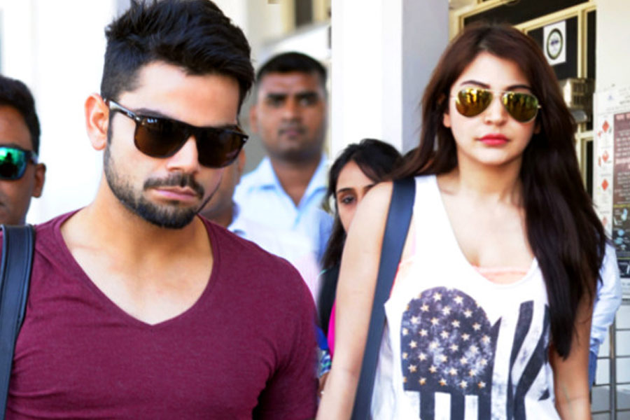 ঠিক এক মাস পরে জোধপুর বিমানবন্দরে দেখা মেলে বিরাটের। বলিপাড়া সূত্রে খবর, অনুষ্কার সঙ্গেই জোধপুরে দেখা করতে গিয়েছিলেন তিনি। ‘এনএইচ ১০’ ছবির জন্য এক মাস ধরে নাকি জোধপুরে শুটিং করছিলেন অনুষ্কা। অভিনেত্রীকে চমকে দিতেই নাকি সেখানে দেখা করতে গিয়েছিলেন বিরাট।