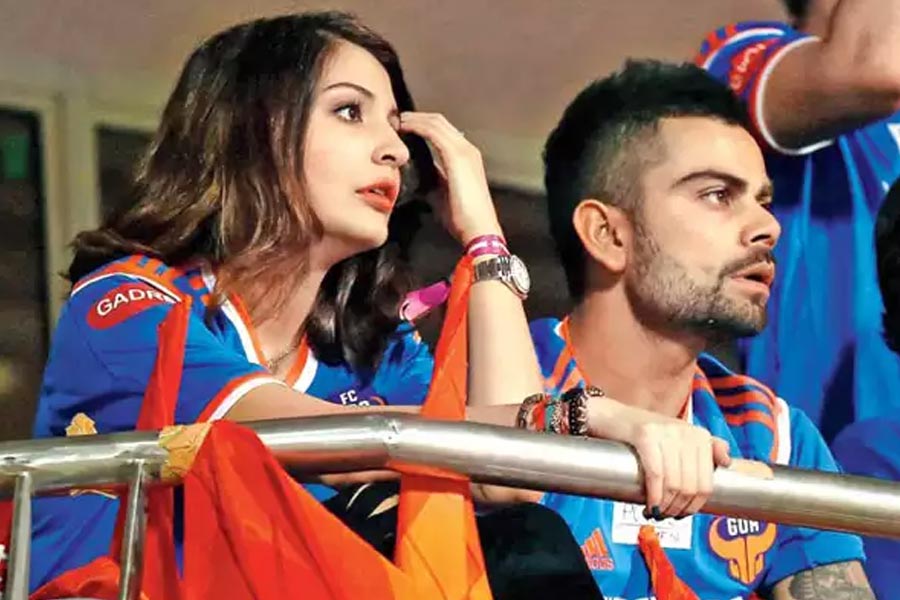 প্রায় এক বছর ধরে সকলের আড়ালে দেখা করলেও ২০১৪ সালের অক্টোবর মাসে বিরাট এবং অনুষ্কাকে একসঙ্গে জনসমক্ষে দেখা যায়। আইপিএল চলাকালীন গ্যালারির দর্শকাসনে একসঙ্গে দেখা যায় এই জুটিকে। তার পর থেকে আরও মাতামাতি শুরু হয় দু’জনের সম্পর্ক নিয়ে।