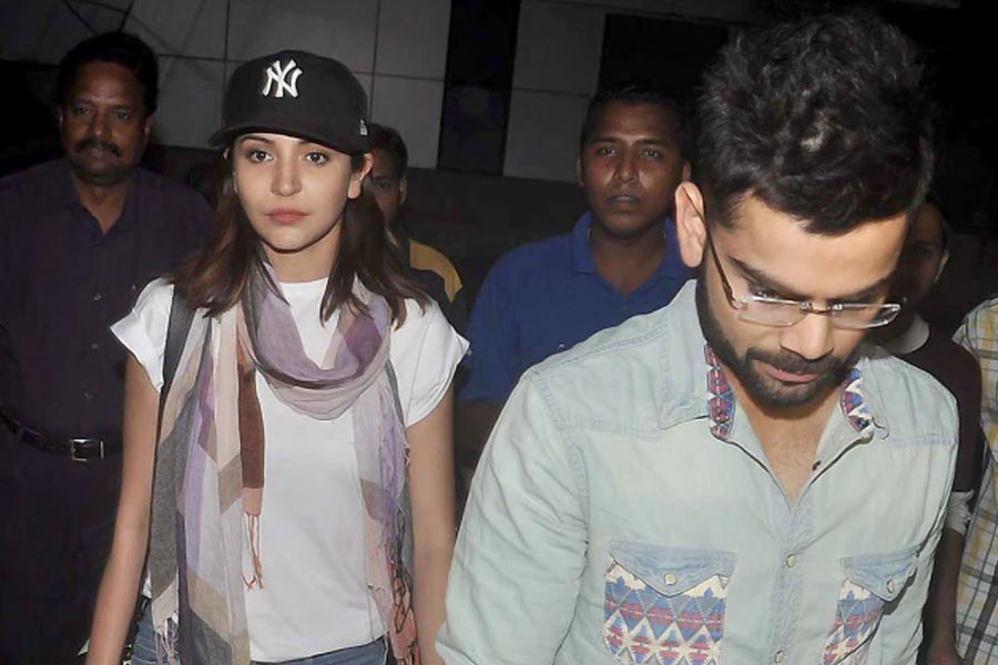 সেই সময়ে কানাঘুষো শোনা যেতে থাকে যে বিরাট এবং অনুষ্কার পরিবারের সদস্যেরা একে অপরের সঙ্গে দেখা করেছেন। শীঘ্রই নাকি সাত পাকে বাঁধা পড়বেন দুই তারকা।