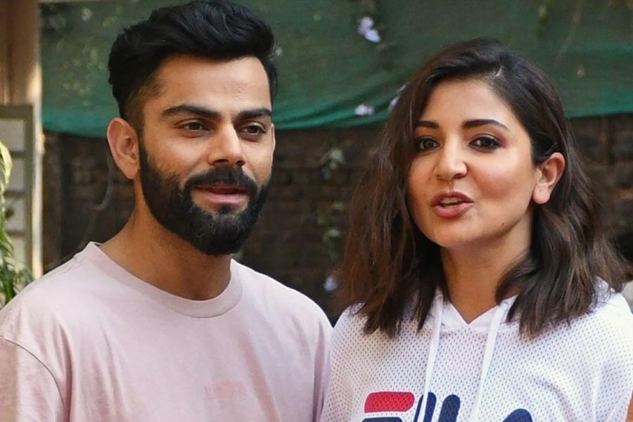 বিরাট এবং অনুষ্কার সম্পর্ক নিয়ে হাজারো জল্পনা চললেও দু’জনের কেউই সে বিযয়ে কোনও রকম আলোকপাত করেননি। ২০১৪ সালের নভেম্বর মাসে সব জল্পনায় জল ঢালেন বিরাট।