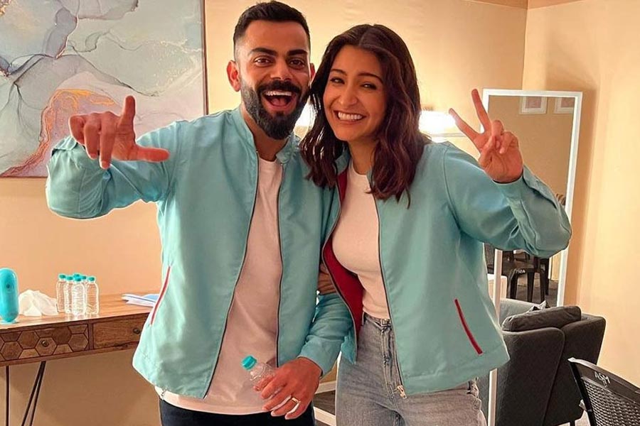 বলিপাড়ার অন্দরমহল সূত্রে খবর, ২০১৪ সালের ডিসেম্বর মাসে মুম্বইয়ের ভারসোভা এলাকায় একটি বিলাসবহুল ফ্ল্যাট ভাড়া নেন বির়াট এবং অনুষ্কা। দু’জনে একান্তে অনেকটা সময় কাটাবেন বলেই ফ্ল্যাট ভাড়া নেন।