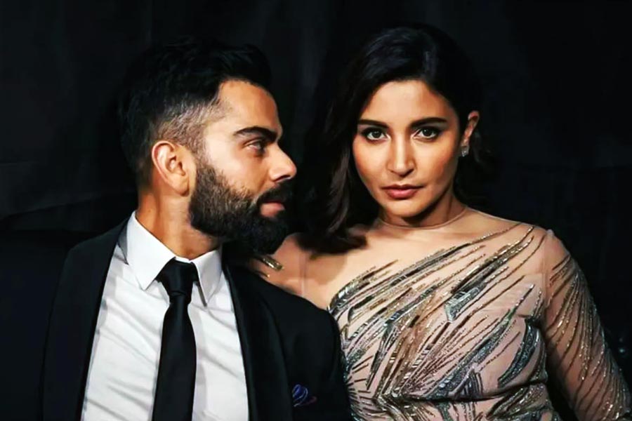 নিজেদের সম্পর্ক নিয়ে অনেকটাই খোলামেলা হয়ে যান বিরাট এবং অনুষ্কা। বিরাটের পারফরম্যান্স নিয়ে সমাজমাধ্যমে অধিকাংশ সময় শুভেচ্ছা জানাতেন অভিনেত্রী। এমনকি অনুষ্কার কোনও নতুন ছবি মুক্তি পেলে তা নিয়ে সমাজমাধ্যমে পোস্ট করতে দেখা যেত বিরাটকে।