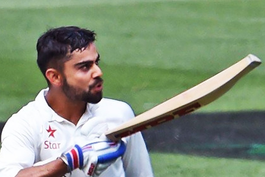 ২০১৫ সালের এপ্রিল মাসে বিরাট এবং অনুষ্কা তাঁদের সম্পর্কের কারণে কটাক্ষের শিকার হন। ক্রিকেট অনুরাগীদের একাংশ দাবি করেছিলেন, অনুষ্কার সঙ্গে সম্পর্কে জড়ানোর পর থেকেই নাকি বিরাট খেলায় মন দিতে পারছেন না। সঙ্গে সঙ্গে প্রতিবাদ করেন বিরাট।