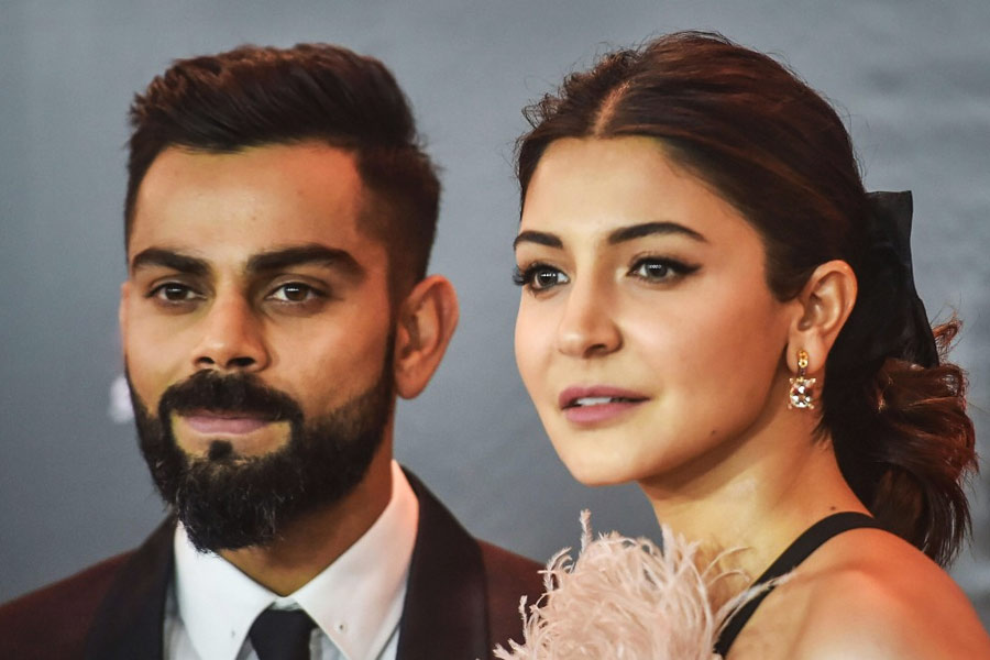 কানাঘুষো শোনা যায়, বিরাট এবং অনুষ্কার মাঝে ভুল বোঝাবুঝি হয়। সম্পর্কে চিড় ধরে তাঁদের। একে অপরকে নাকি ইনস্টাগ্রাম থেকেও সরিয়ে দেন বিরাট-অনুষ্কা। 