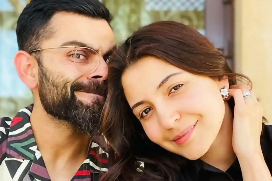 বিচ্ছেদের জল্পনার মাঝেই বিরাট এবং অনুষ্কাকে একসঙ্গে দেখা যায়। দেশ-বিদেশের বিভিন্ন প্রান্তে একসঙ্গে ঘুরতে যেতেন তাঁরা। ক্রিকেটের ম্যাচ হোক বা শুটিং সেট, তারকাসমন্বিত অনুষ্ঠানেও একসঙ্গে দেখা যেত তাঁদের।