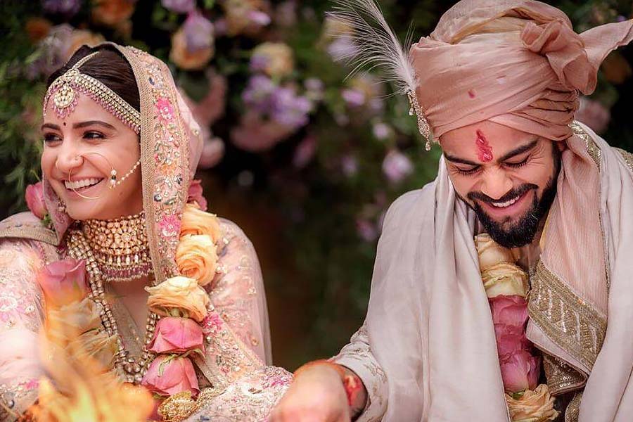 ২০১৭ সালের ১১ ডিসেম্বর গাঁটছড়া বাঁধেন বিরাট এবং অনুষ্কা। দুই তারকার নাম ভালবাসায় জুড়ে ‘বিরুষ্কা’র নামধারণ করে। ইটালিতে পরিবারের সদস্য এবং ঘনিষ্ঠ বন্ধুবান্ধবদের সামনে বিয়ে সারেন দু’জনে। পরে দিল্লি এবং মুম্বইয়ে রিসেপশন পার্টির আয়োজন করা হয়। 