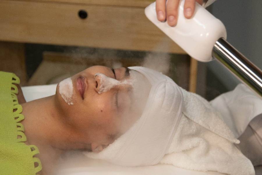 Five benefits of face-steaming.