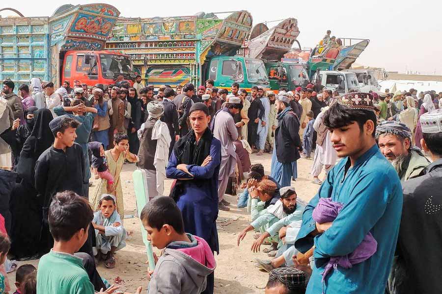 আফগানদের দেশে ফেরানোর কাজে গতি আনতে গত শুক্রবারই সীমান্তে আরও কিছু অস্থায়ী কেন্দ্র তৈরি করেছে পাকিস্তান। সেখান থেকে গোটা প্রক্রিয়ার উপর নজর রাখা হচ্ছে।