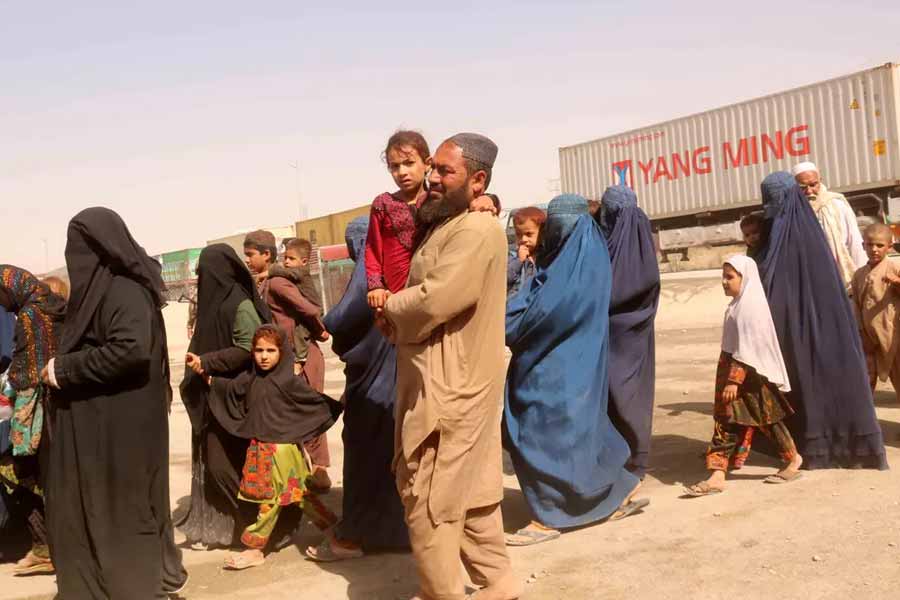 বেসরকারি একটি সূত্র মারফত জানা গিয়েছে, পাকিস্তানে এই কিছু দিন আগে পর্যন্তও প্রায় ৪০ লক্ষ আফগান বাস করতেন। সত্তরের দশকের শেষে সোভিয়েত ইউনিয়ন আফগানিস্তানের দখল নেওয়ার পর সে দেশের অনেক বাসিন্দা পাকিস্তানে চলে আসেন।