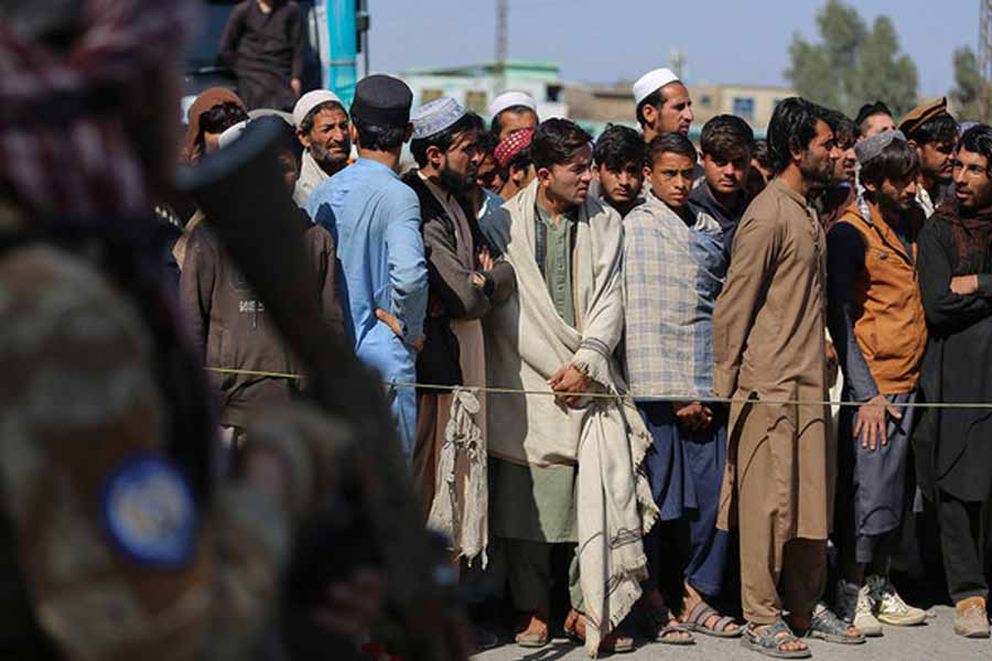 তাঁদের অনেকেই কয়েক প্রজন্ম ধরে পাকিস্তানে বসবাস করলেও সে দেশের বৈধ নাগরিকত্ব পাননি। পাকিস্তানি নাগরিক হতে না-পারার জন্য সে দেশের জটিল প্রশাসনিক এবং আইনি প্রক্রিয়াকেই দুষেছেন দেশান্তরী আফগানরা।