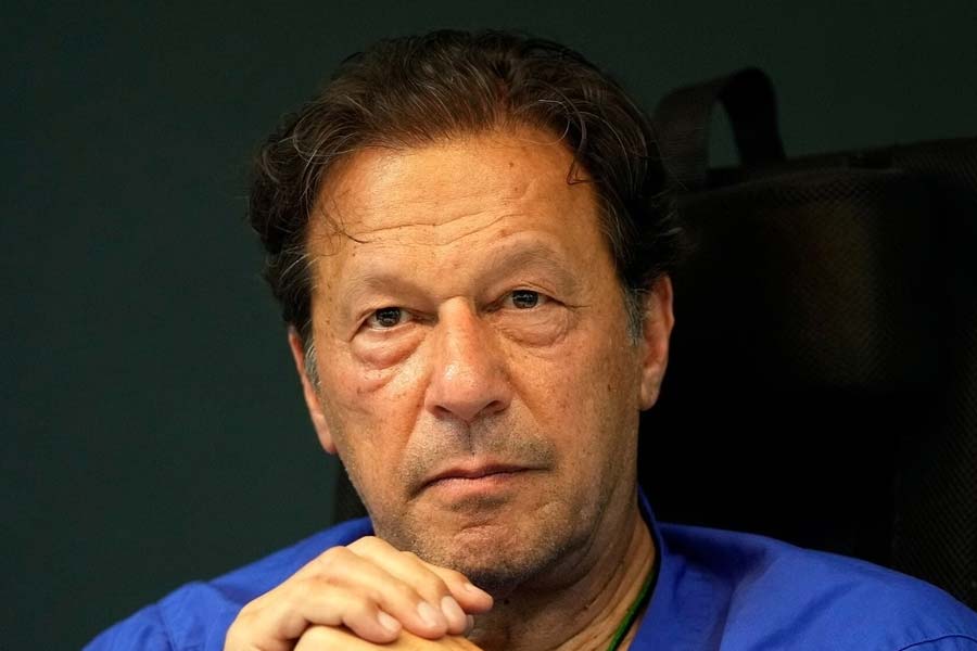 কারণ আন্তর্জাতিক রাজনীতিতে পাকিস্তান এবং আফগানিস্তানের স্বার্থ এক এবং অভিন্ন— এই রকম একটা ধারণা এই কিছু দিন আগে পর্যন্তও জনপ্রিয় ছিল। এই ধারণাকে সিলমোহর দিয়ে পাকিস্তানের তৎকালীন প্রধানমন্ত্রী ইমরান খান দাবি করেছিলেন যে, ‘আফগানিস্তান দাসত্বের শৃঙ্খল’ ভেঙে ফেলেছে।