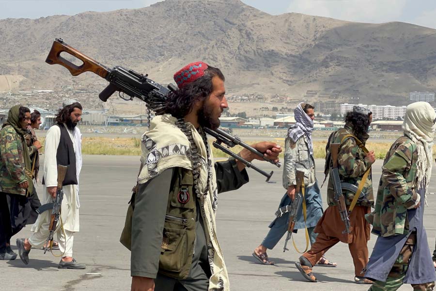 আফগান সীমান্ত বরাবর টিটিপির জঙ্গি কার্যকলাপ রীতিমতো মাথাব্যথার কারণ হয়ে ওঠে পাকিস্তানের। মূলত সেনাবাহিনীকে লক্ষ্য করে আক্রমণ চালাতে থাকে টিটিপি। এই সংগঠনটি নিজেদের ‘স্বতন্ত্র’ বলে দাবি করলেও, ইসলামাবাদ মনে করে পাক তালিবানদের এই সংগঠনটিকে মদত দেয় আফগান তালিবান।