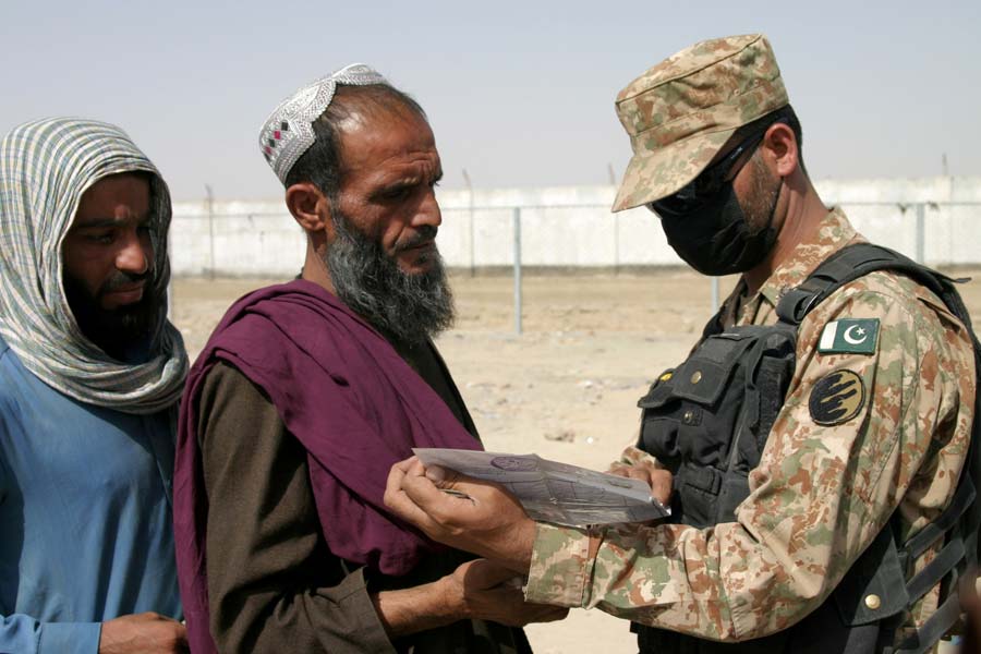 তার পরই নিজেদের সার্বভৌমত্ব এবং নিরাপত্তাকে সুরক্ষিত রাখতে নড়েচড়ে বসে পাকিস্তান। স্থির হয় যে নির্দিষ্ট সময়সীমার মধ্যে ওই আফগানদের দেশ ছাড়তে বলা হবে। অন্যথায়, তাঁদের বাড়িঘর ভেঙে দেওয়া হবে, জেলবন্দি করা হবে।