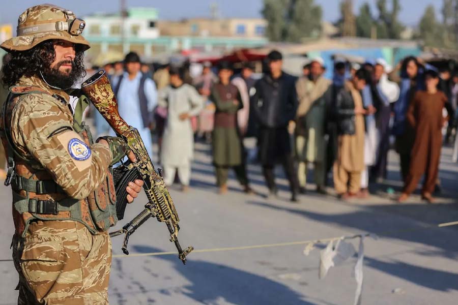 এ দিকে পরিকাঠামো ক্ষেত্রে আফগানিস্তানকে সাহায্যের হাত বাড়িয়ে দেওয়ার সিদ্ধান্তে অবিচল রয়েছে প্রতিবেশী ভারত। আন্তর্জাতিক বিশ্বের নানা সঙ্কটে নিজের মধ্যপন্থী অবস্থান ধরে রেখে বিশ্বাসযোগ্যতা বজায় রাখা নয়াদিল্লিকেও চটাতে চান না তালিব শাসকেরা।