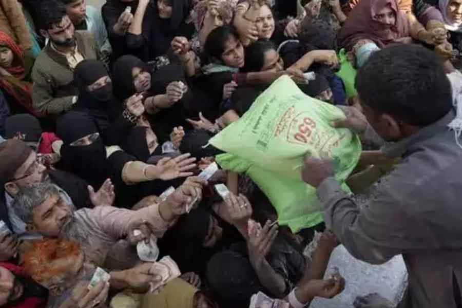 পাকিস্তানে অর্থনৈতিক পরিস্থিতিও টালমাটাল। রয়েছে রাজনৈতিক অস্থিরতাও। ১১ ফেব্রুয়ারি সে দেশে সাধারণ নির্বাচন। আপাতত তদারকি সরকারের নিয়ন্ত্রণে রয়েছে পাকিস্তান। অনেকেই মনে করছেন আফগান বিতাড়নের এই সিদ্ধান্তের নেপথ্যে রয়েছে সে দেশের সেনাবাহিনী।