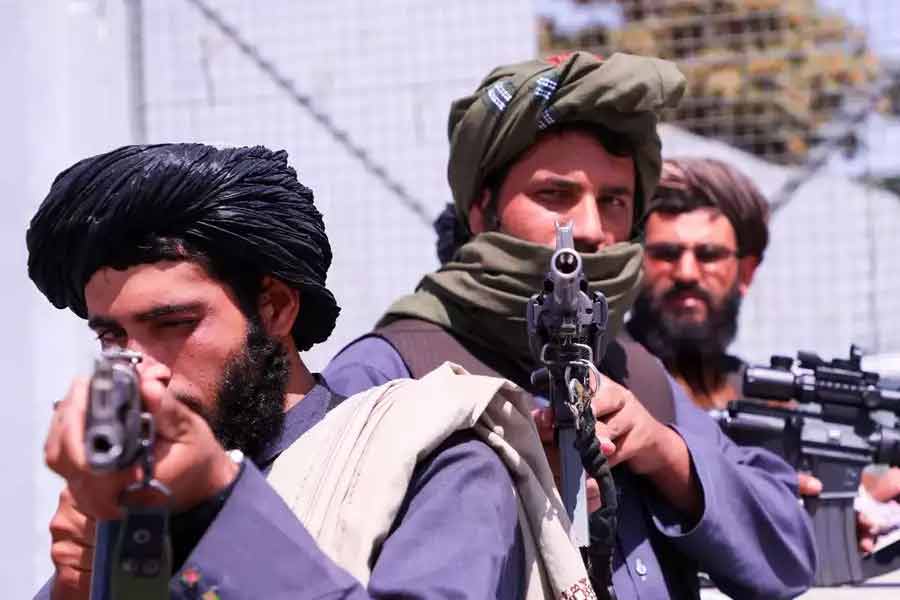 আফগানিস্তানও অর্থনৈতিক ভাবে দুর্বল একটি দেশ। এত মানুষ সে দেশে ফিরে গেলে সকলের অন্ন এবং কর্মসংস্থান করা যাবে কি না, তা নিয়ে সংশয় রয়েছে। সে কারণেই তালিবান পাক সরকারের ‘দ্রুততা’কে দুষে বিষয়টি পুনর্বিবেচনা করার দাবি তুলেছে।