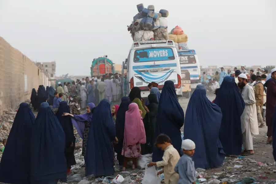 দেশে ফেরা আফগানদের অনেকেই ২০২১ সালের আগে পর্যন্ত আমেরিকার হয়ে কাজ করতেন। বর্তমান তালিবান শাসনে তাঁদের নিরাপত্তা কতটা সুনিশ্চিত থাকবে, তা নিয়েও প্রশ্ন রয়েছে। এই নিয়ে উদ্বেগপ্রকাশ করেছে আমেরিকাও।