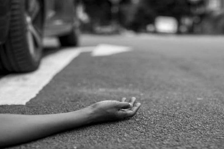 সাল ২০২০। অক্টোবর। উত্তরপ্রদেশের অম্বেডকরনগরের নাসিরপুরের বাসিন্দা অজয় সিংহের সড়ক দুর্ঘটনায় মৃত্যু হয়েছিল। ঘটনাচক্রে দুর্ঘটনার দু’ঘণ্টা আগেই বিয়ে হয়েছিল অজয়ের। কিন্তু সেটি নাকি কোনও দুর্ঘটনাই ছিল না! অজয়কে খুন করা হয়েছিল। আর সেটিকে দুর্ঘটনা হিসাবে সাজানো হয়েছিল। অন্তত তেমনই দাবি করেছে পুলিশ।