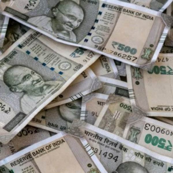 অজয়ের মা এফআইআরে জানিয়েছেন, জমি হাতানোর জন্য তাঁর ছেলেকে মাদকাসক্ত করে তোলেন বিধায়ক। তাঁকে ক্রমে নিজের বশে করে ফেলেন। শুধু তাই-ই নয়, অম্বেডকর নগরের মেয়র এবং সার্ভে আধিকারিককে সঙ্গে নিয়ে অজয়ের বিরুদ্ধে ষড়যন্ত্র করেন। আজমগড়ের বাসিন্দা নীতু সিংহের সঙ্গে অজয়ের বিয়ে দেন। কিন্তু সেই বিয়ে ছিল সম্পূর্ণ ভুয়ো। আট কোটি টাকার জমি হাতানোর একটা ছক।