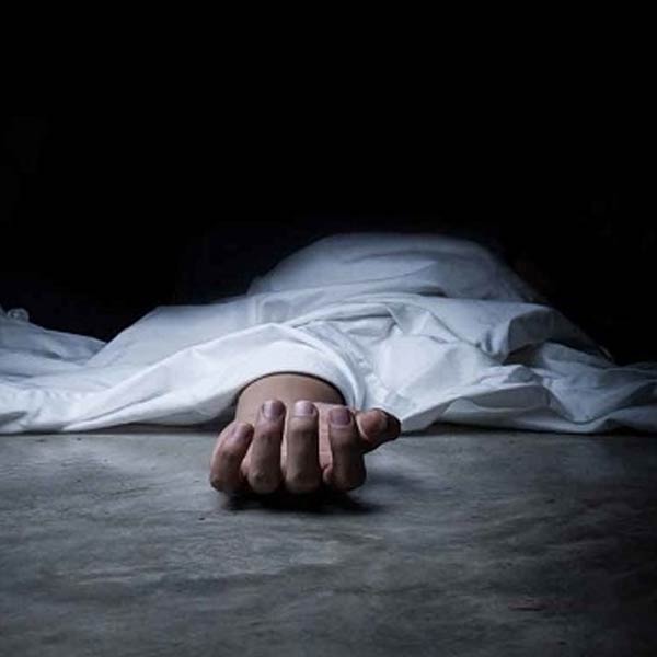 অজয়ের মায়ের অভিযোগ, নীতু সিংহকে অজয়ের সঙ্গে বিয়ে দিয়ে তাঁদের পরিবারের এক জন সদস্য হিসাবে সরকারি খাতায় নথিভুক্তও করানো হয়। তার পরই জমি হাতানোর পাকাপাকি বন্দোবস্ত করা হয়। অজয়ের স্ত্রী নীতুর নামে জমি লিখিয়ে নেওয়া হয় বিয়ের দিনই। এবং সেই জমি ২০ লক্ষ টাকার বিনিময়ে নীতুর কাছ থেকে কিনেও নিয়েছিলেন পাণ্ডে। তার পরই অজয়কে খুন করা হয় বলে অভিযোগ।