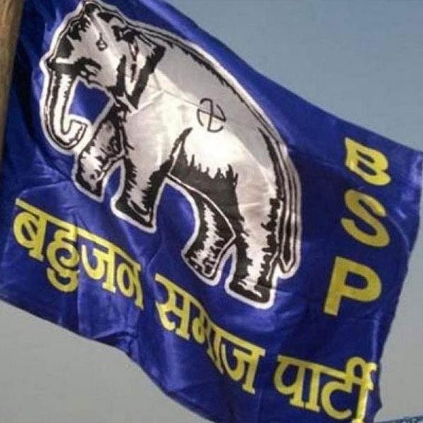 ২০২২ সালের বিধানসভা নির্বাচনে পাণ্ডের বড় পুত্র প্রতীক কটেহরী বিধানসভা ক্ষেত্র থেকে বিএসপির টিকিটে নির্বাচনে লড়েন। কিন্তু হেরে গিয়েছিলেন। পাণ্ডের দাদা রাকেশ পাণ্ডে জালালপুরের বিধায়ক এবং ভাইপো রীতেশ পাণ্ডে বহুজন সমাজ পার্টির সাংসদ।