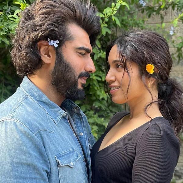 ‘দ্য লেডিকিলার’ ছবিতে মুখ্যচরিত্রে অভিনয় করেন অর্জুন কপূর এবং ভূমি পেডনেকর। বলিপাড়ায় কানাঘুষো শোনা যায়, শুক্রবার যে এই ছবিটি মুক্তি পাবে তা নাকি আগে থেকে জানানো হয়নি দুই তারকাকেই।