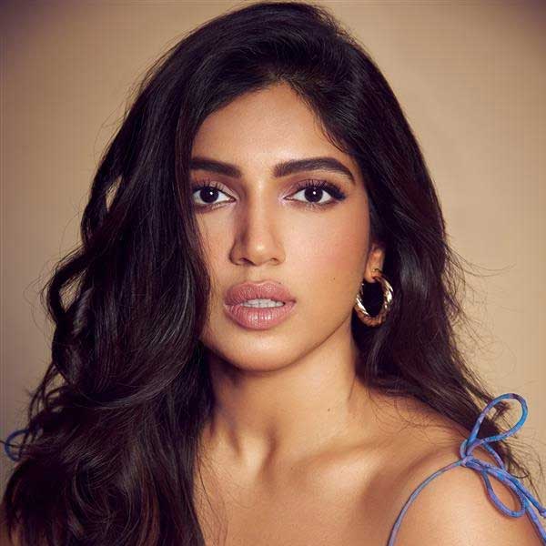 বলিপাড়ায় কানাঘুষো শোনা যায়, দর্শকের কাছাকাছি পৌঁছতে ভিন্ন স্বাদের চরিত্র বেছে নিচ্ছেন ভূমি। চলতি বছরের অক্টোবর মাসে মুক্তি পায় ভূমির ছবি ‘থ্যাঙ্ক ইউ ফর কামিং’।