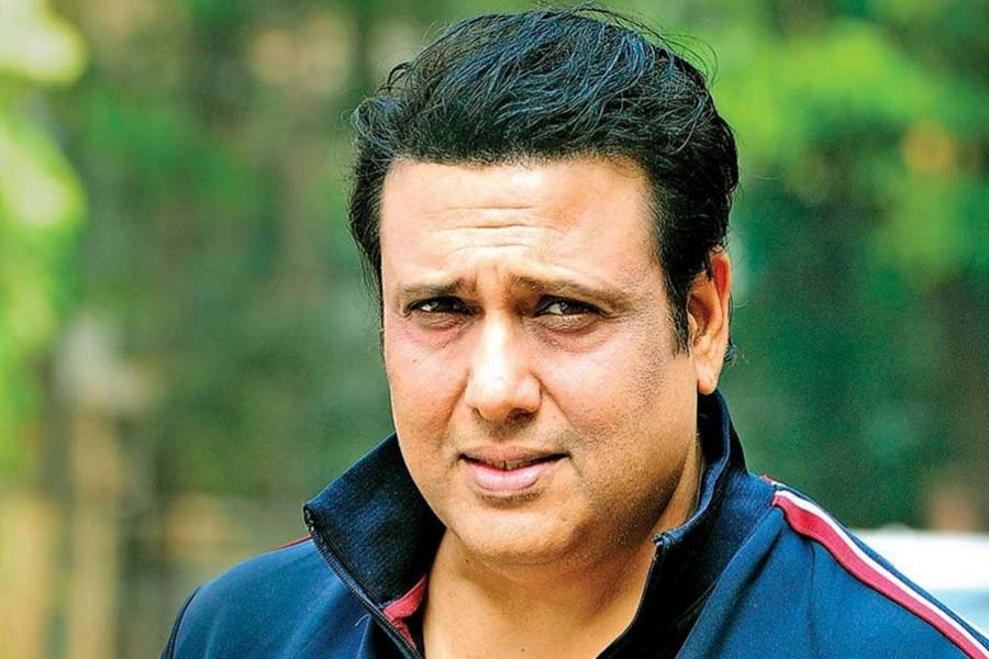 আশি থেকে নব্বইয়ের দশকের মধ্যে হিন্দি ফিল্মজগতে জনপ্রিয়তার শিখরে পৌঁছন। কেরিয়ার যখন মধ্যগগনে, অভিনেতার জীবনে এমন সময়ও এসেছিল যে পর পর ৭০টি ছবিতে অভিনয়ের প্রস্তাবে রাজি হয়েছিলেন তিনি। বলিপাড়া সূত্রে খবর, একই দিনে দু’-তিনটি ছবির শুটিংও করতেন তিনি। কিন্তু যিনি বলিউডে এতটা জনপ্রিয় তাঁর কেরিয়ারের ঝুলিতে ২৫ বছরে কোনও একক হিট ছবি যুক্ত হয়নি।