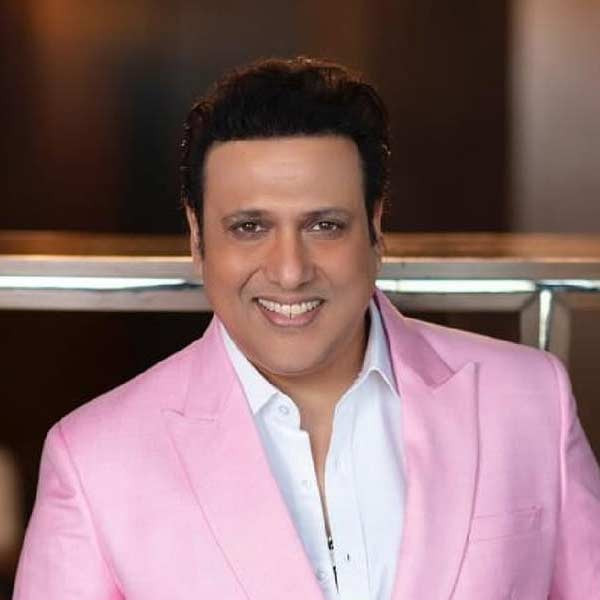 গোবিন্দের জনপ্রিয়তা এতটাই বৃদ্ধি পেয়েছিল যে বলিপাড়ার প্রথম সারির ছবিনির্মাতারা তাঁর কাছেই অভিনয়ের প্রস্তাব নিয়ে যেতেন।