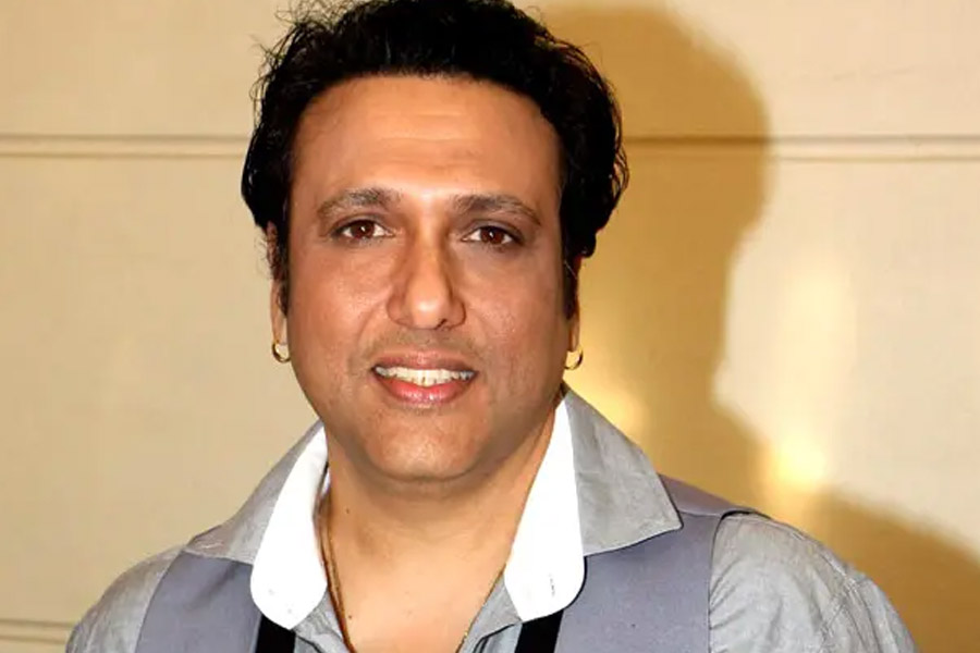 নব্বইয়ের দশকে কৌতুকাভিনেতা হিসাবে প্রথম সারিতে নাম লিখিয়ে ফেলেন গোবিন্দ। উপার্জনের নিরিখেও অভিনেতাদের তালিকায় শীর্ষেও ছিলেন তিনি।পুরনো এক সাক্ষাৎকারে গোবিন্দ জানান, তিনি বলিউডে ‘কামব্যাক’ করার জন্য পর পর দু’টি ছবিতে অভিনয় করেছিলেন। সেই দু’টি ছবিতে অভিনয় করা তাঁর জীবনের ভুল সিদ্ধান্ত বলে মনে করেন তিনি।