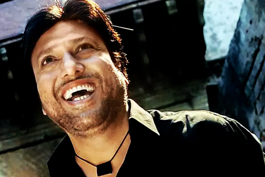 গোবিন্দের পরিবার নাকি ভেবেছিল তিনি এই দু’টি ছবিতে অভিনয়ের প্রস্তাব খারিজ করে দিলে পরবর্তী কাজ পেতে অসুবিধা হতে পারে। পরে অবশ্য গোবিন্দ প্রতিশ্রুতি দেন তিনি কোনও ছবিতে অভিনয়ের আগে তার চিত্রনাট্য ভাল করে পড়ে নেবেন।