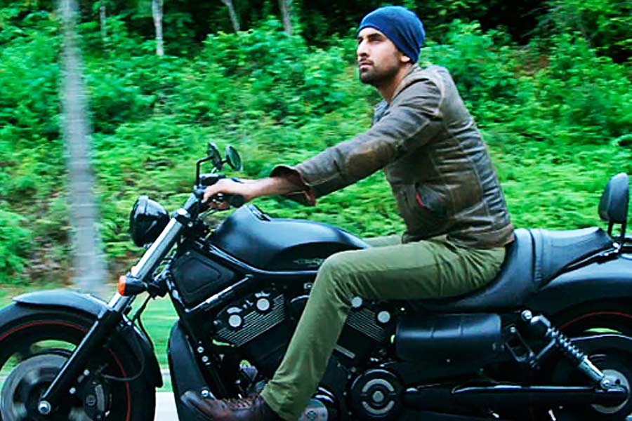 এক সাক্ষাৎকারে রণবীর জানিয়েছিলেন, ‘রয়’ ছবিতে অভিনয় করে ভুল সিদ্ধান্ত নিয়েছিলেন তিনি। ছবিটি মুক্তির পর তা নিয়ে অনুশোচনাও হয়েছিল অভিনেতার।