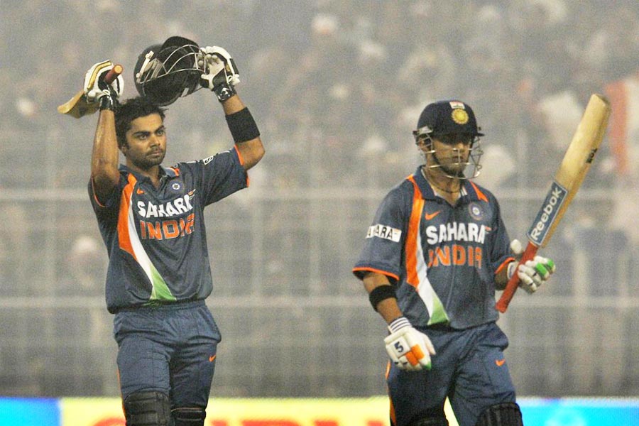 তারিখ— ২০০৯ সালের ২৪ ডিসেম্বর। স্থান— কলকাতার ইডেন গার্ডেন্স। প্রতিপক্ষ সেই শ্রীলঙ্কা। দ্বিতীয় ইনিংসে ১০৭ রান করে এক দিনের ক্রিকেটে শতরান-যাত্রা শুরু করেছিলেন কোহলি। ভারত সেই ম্যাচটা জিতেছিল। ১৪ বছর পর সেই ই়ডেনেই ‘ঈশ্বর’কে ছুঁয়ে ফেললেন কোহলি।